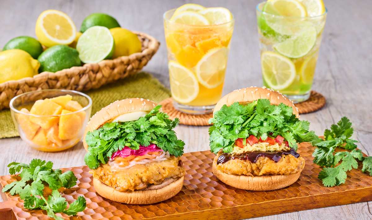 「パクチーチキンバーガー カオマンガイ」と「パクチーチキンバーガー バインミー」