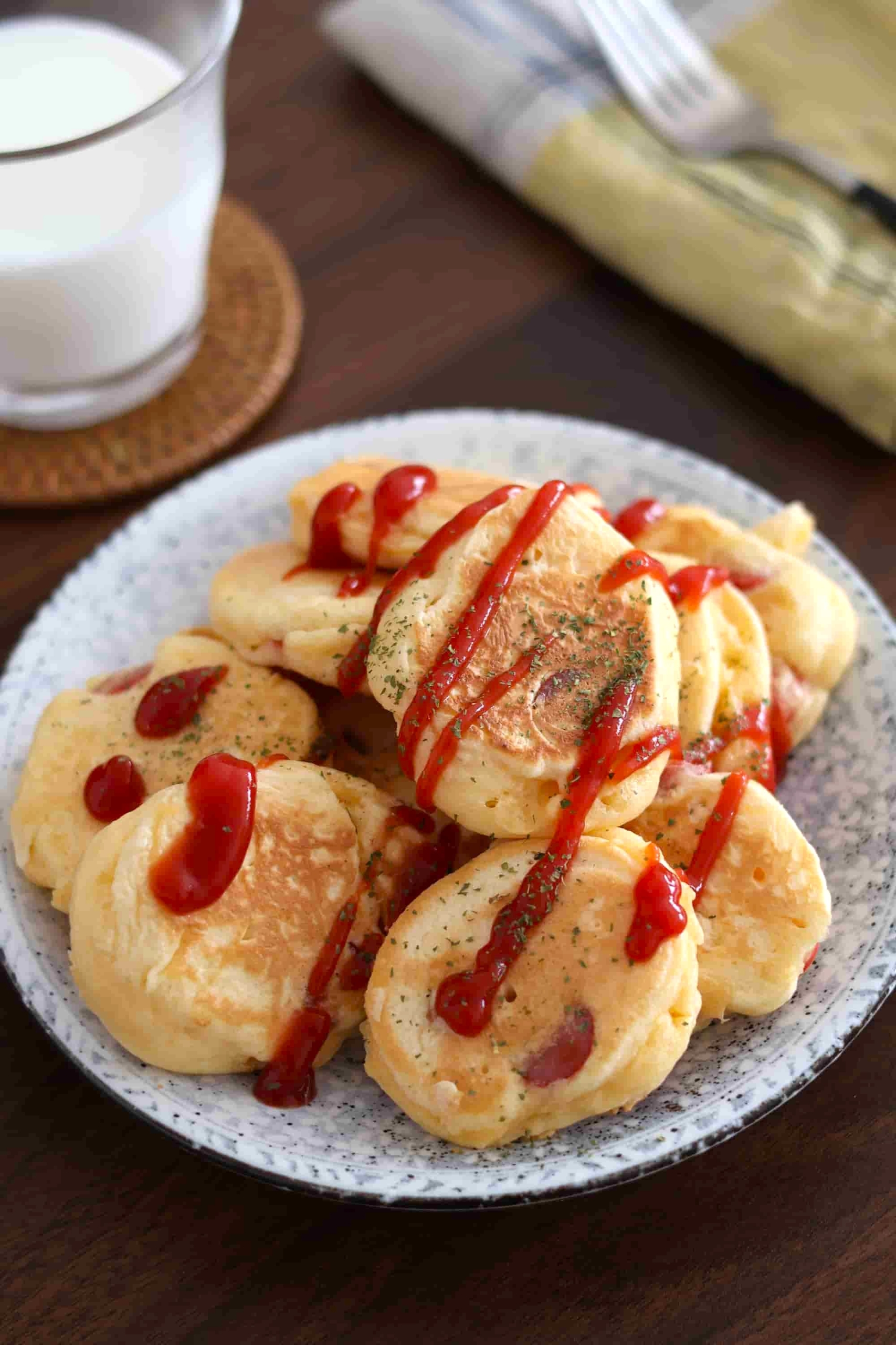 おやつにも軽食にも♪アレンジ自在の「プチウインナーホットケーキ」