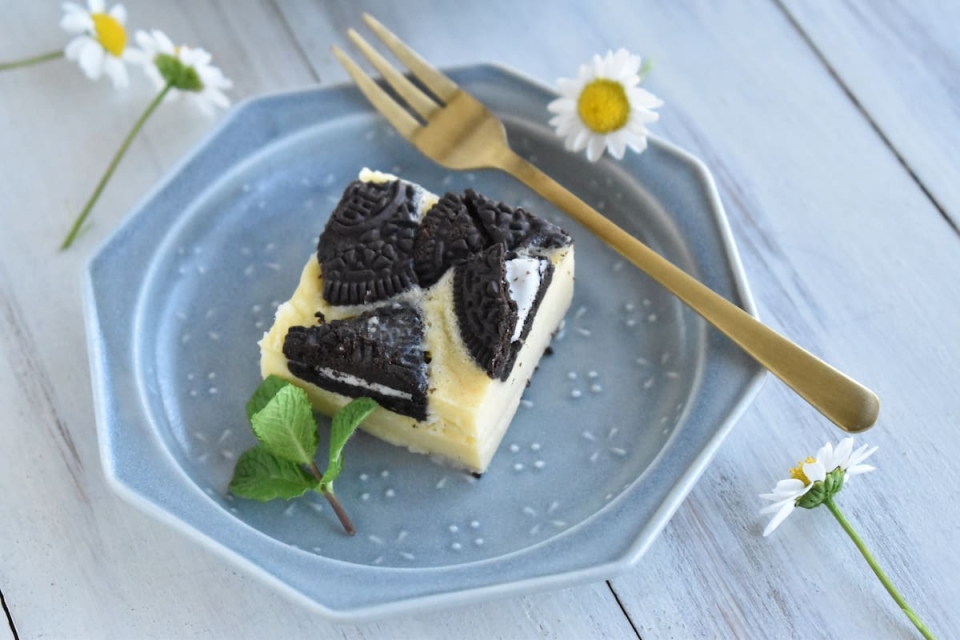 レンジで4分！生クリーム不要の「オレオチーズケーキ」レシピ