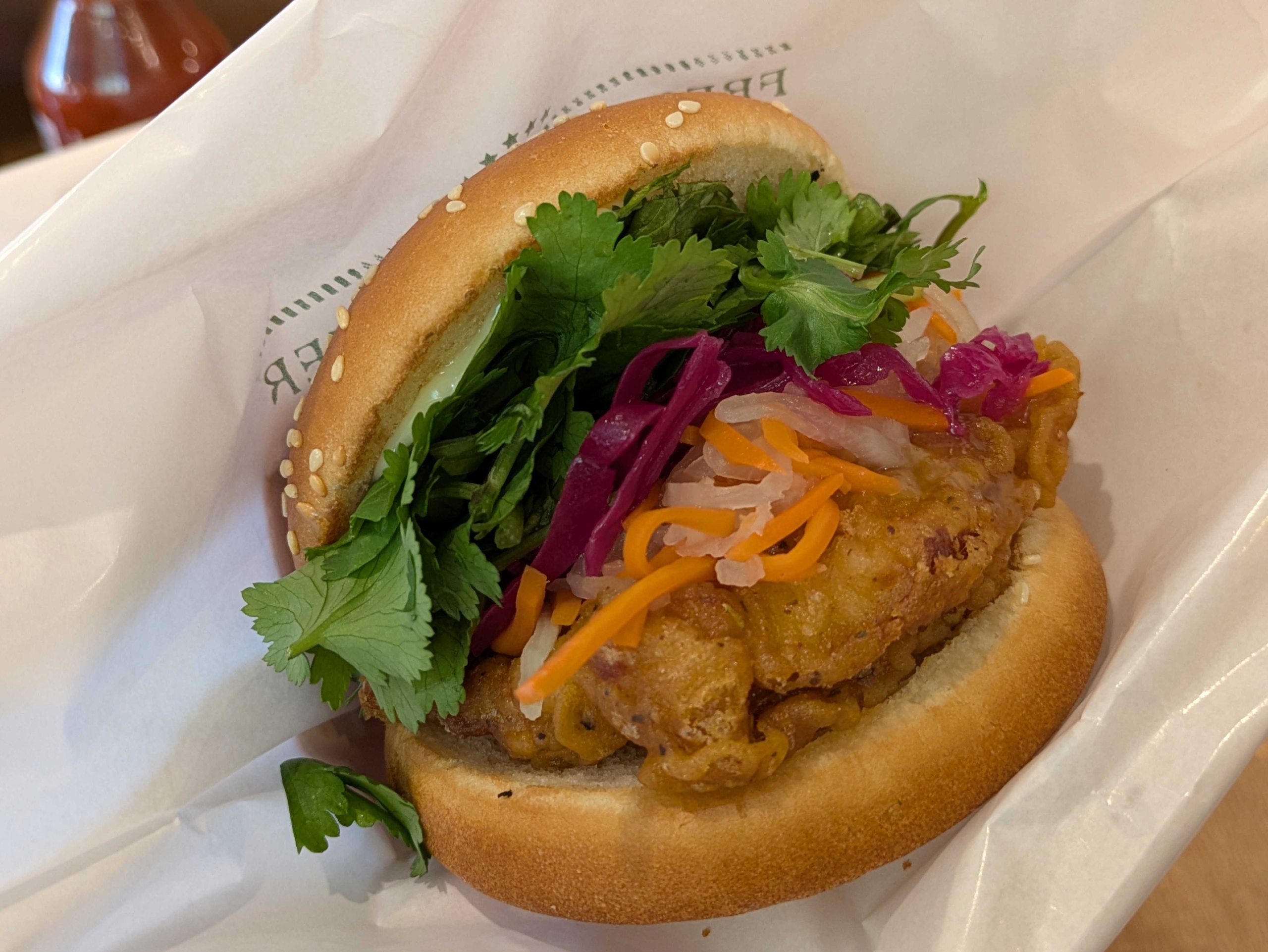 「パクチーチキンバーガー バインミー」