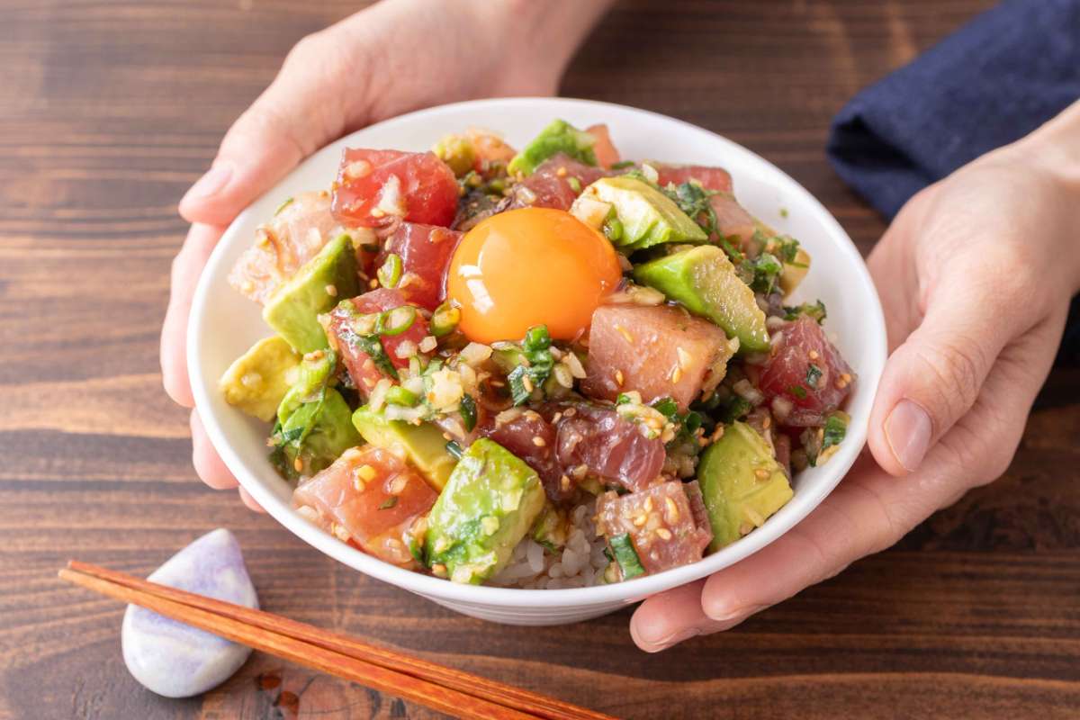 火を使わず5分で完成！焼肉のたれで絶品「ポキ丼」の作り方