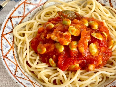 フライパンひとつで完成！「鶏と枝豆のごちそうトマトパスタ」