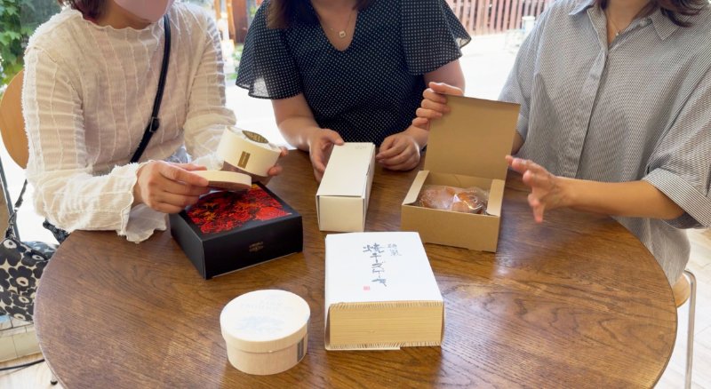 チーズケーキを実食レビューする編集部