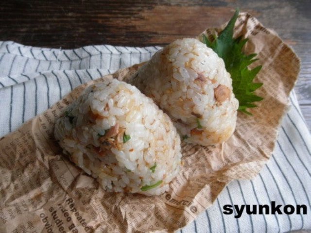 「さば缶と青じそ、しょうが、ごまの混ぜご飯」