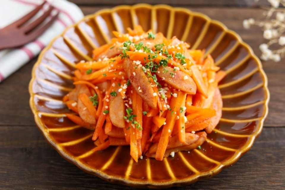お弁当に彩りにも◎ケチャップ味で食べやすい「にんじんのナポリタン風炒め」