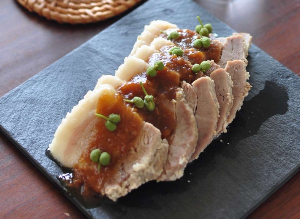 お箸で切れるほどやわらかい！「蒸し豚の田楽みそ添え」レシピ