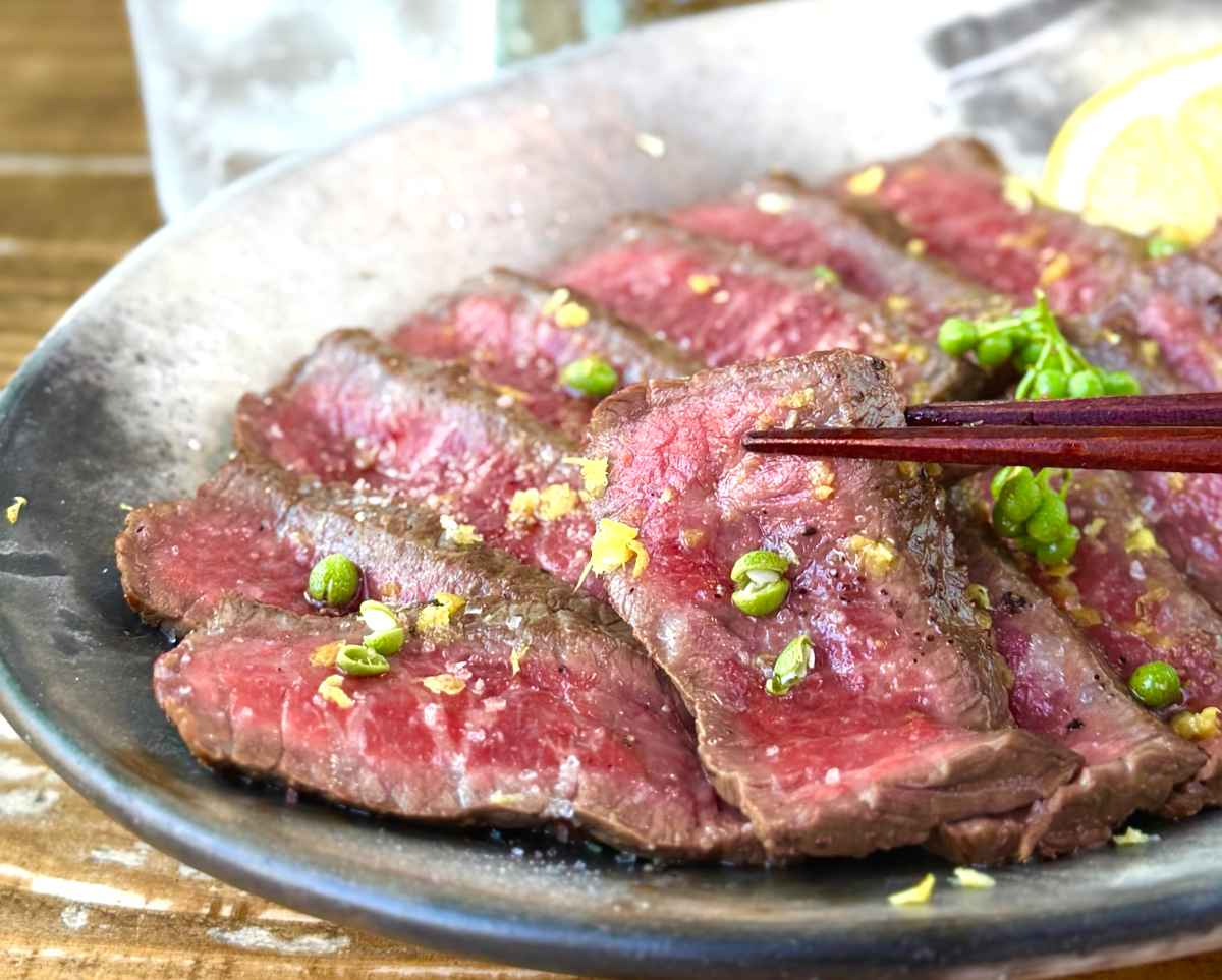 しっとりジューシーで至福のおいしさ♪「和牛の炙り 山椒とレモンの香り」レシピ