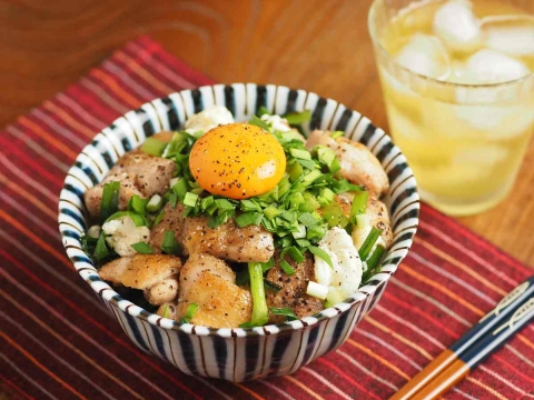 鶏もも肉で食べやすい！にんにく香る「塩だれスタミナ丼」