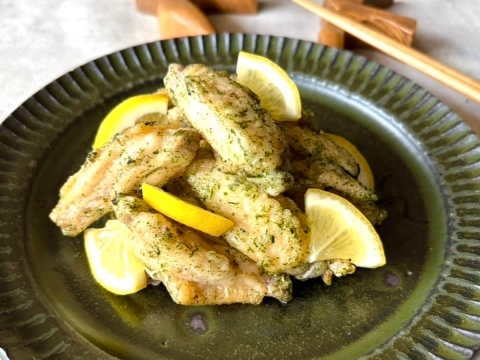 争奪戦になるおいしさ♪のり塩ガーリックバター味の「手羽中から揚げ」