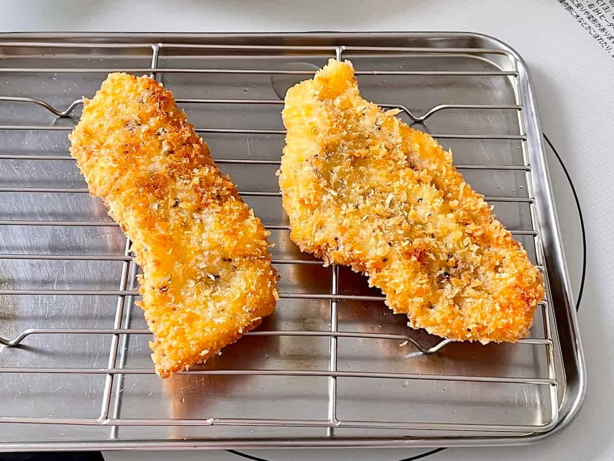 サクふわ鱈フライととろけるチーズエッグの ごちそうカンパーニュトースト