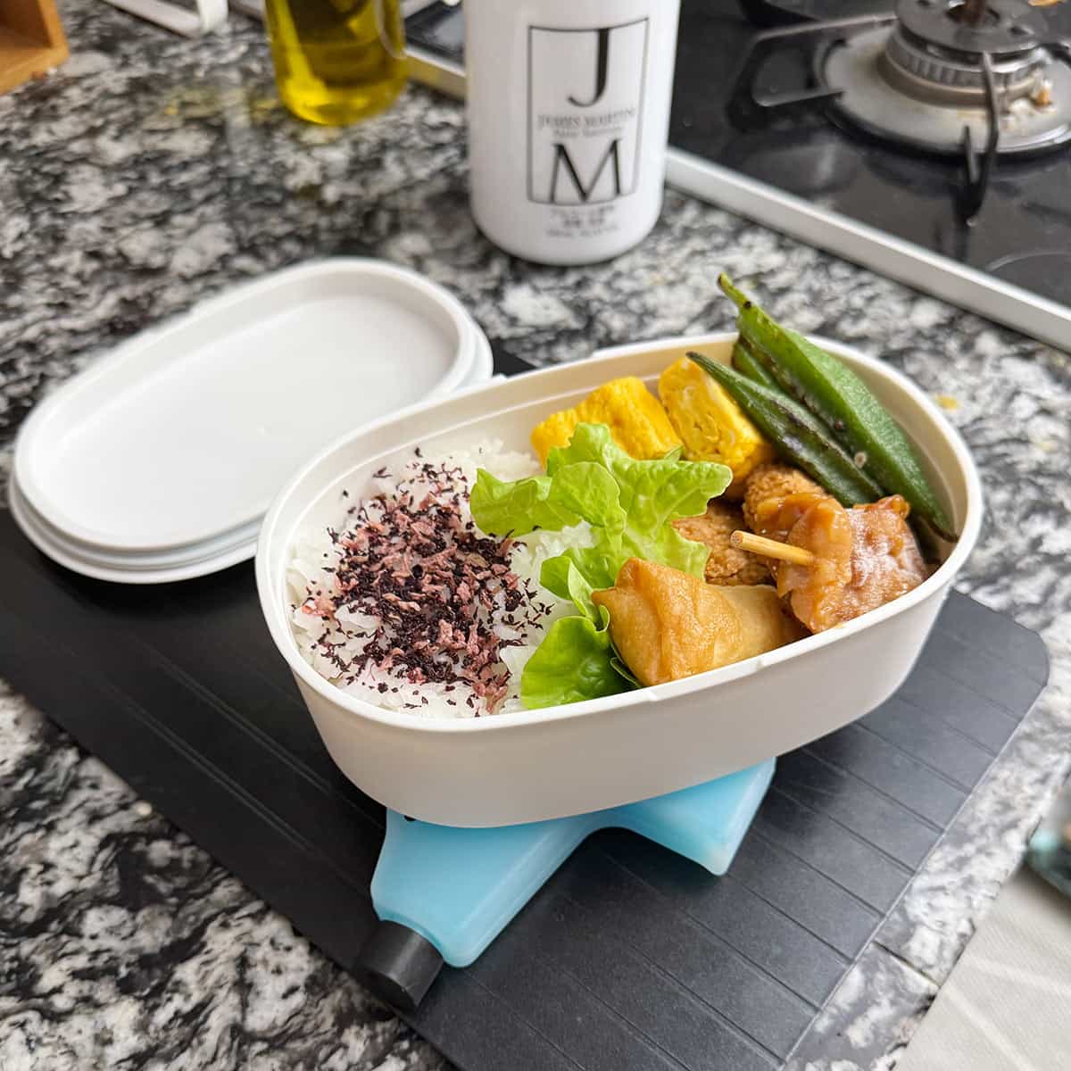 600mlの小判型、ゆったり詰められて食洗機も可能な「曲げわっぱ弁当」で、暑い季節も安心&美味しく