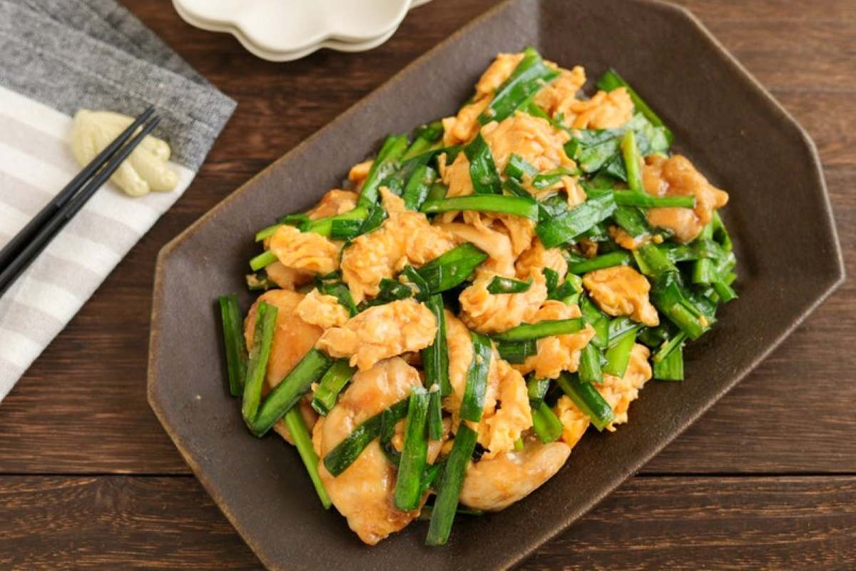 ご飯がどんどんすすむ！甘辛だれの「鶏にら玉」