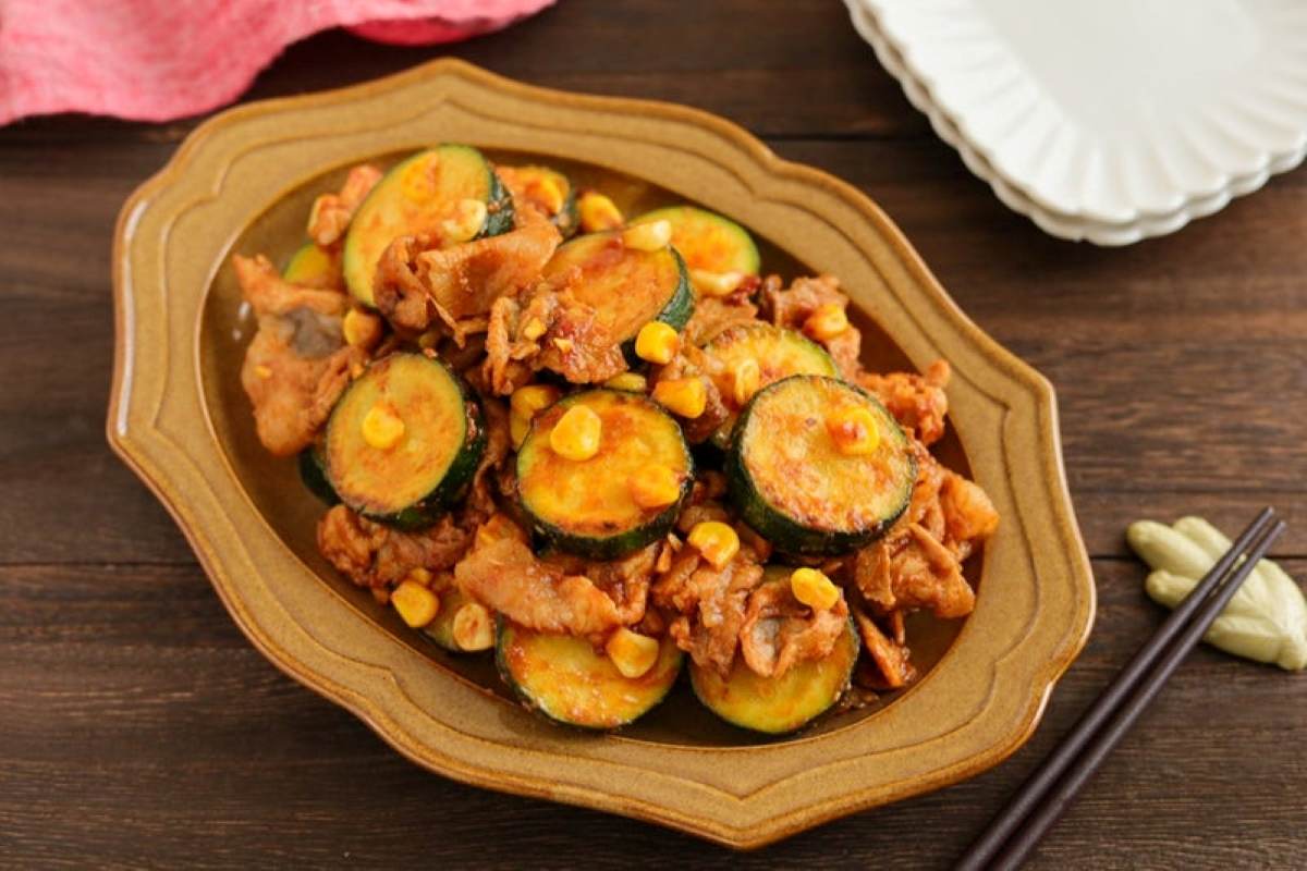 お箸が止まらない♪10分で作れる「豚こまとズッキーニのケチャップカレー炒め」