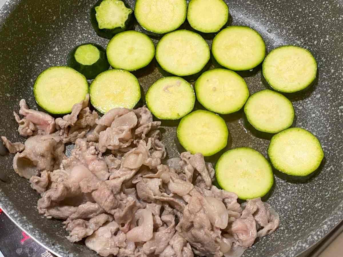 豚こまとズッキーニのケチャップカレー炒め