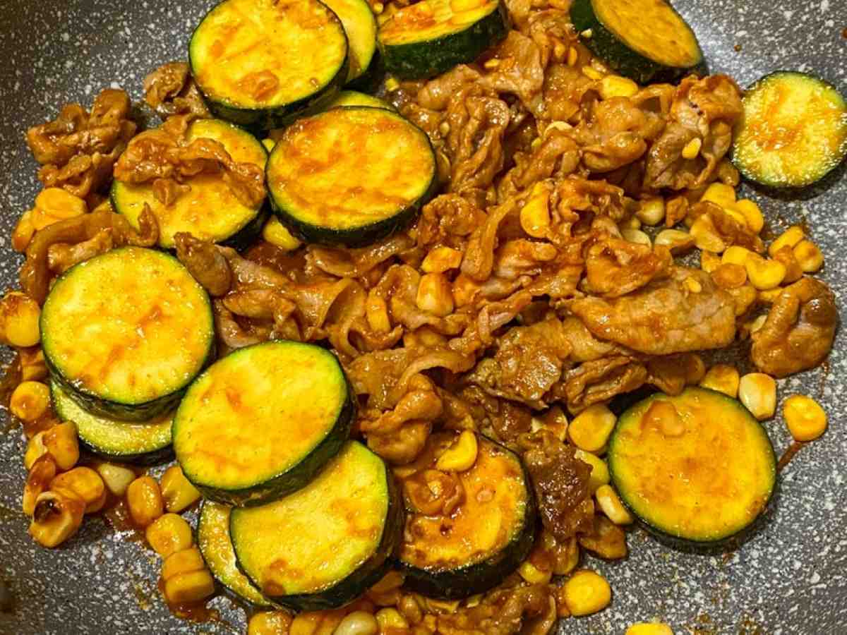 豚こまとズッキーニのケチャップカレー炒め