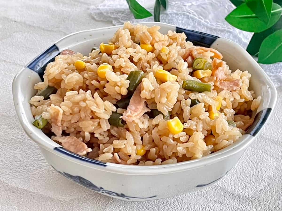 具材3つで簡単！「ベーコンと夏野菜の炊き込みご飯」レシピ