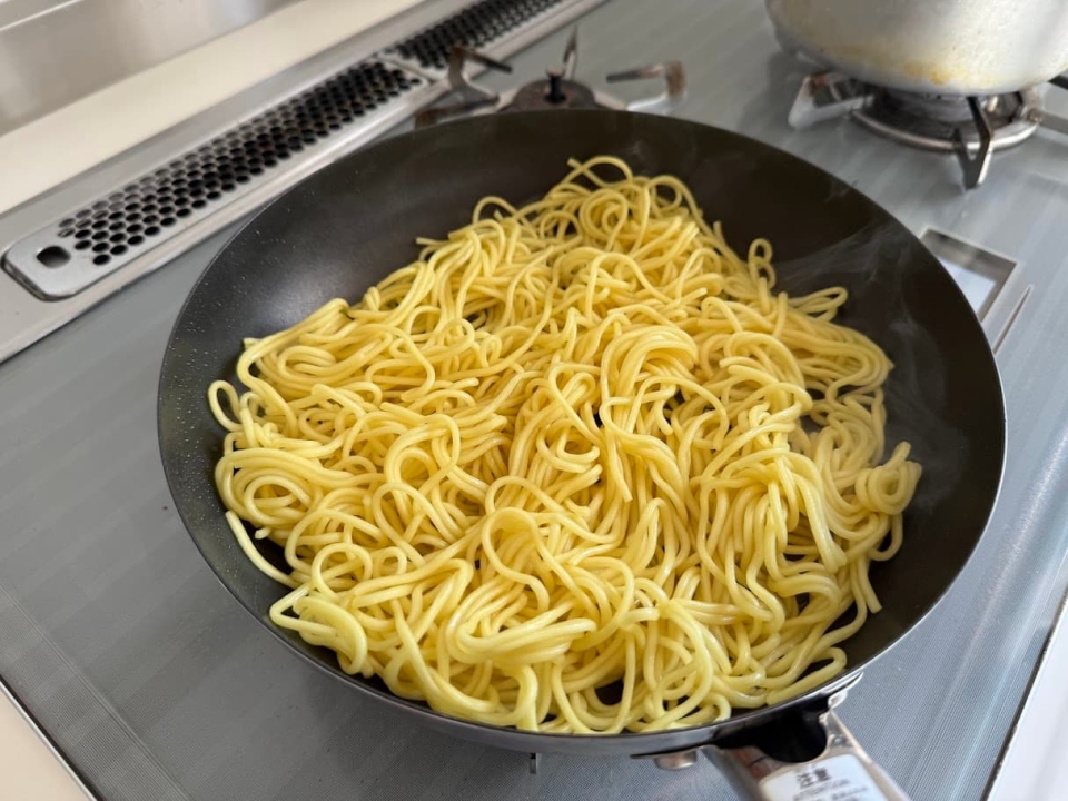 麺を焼いていく