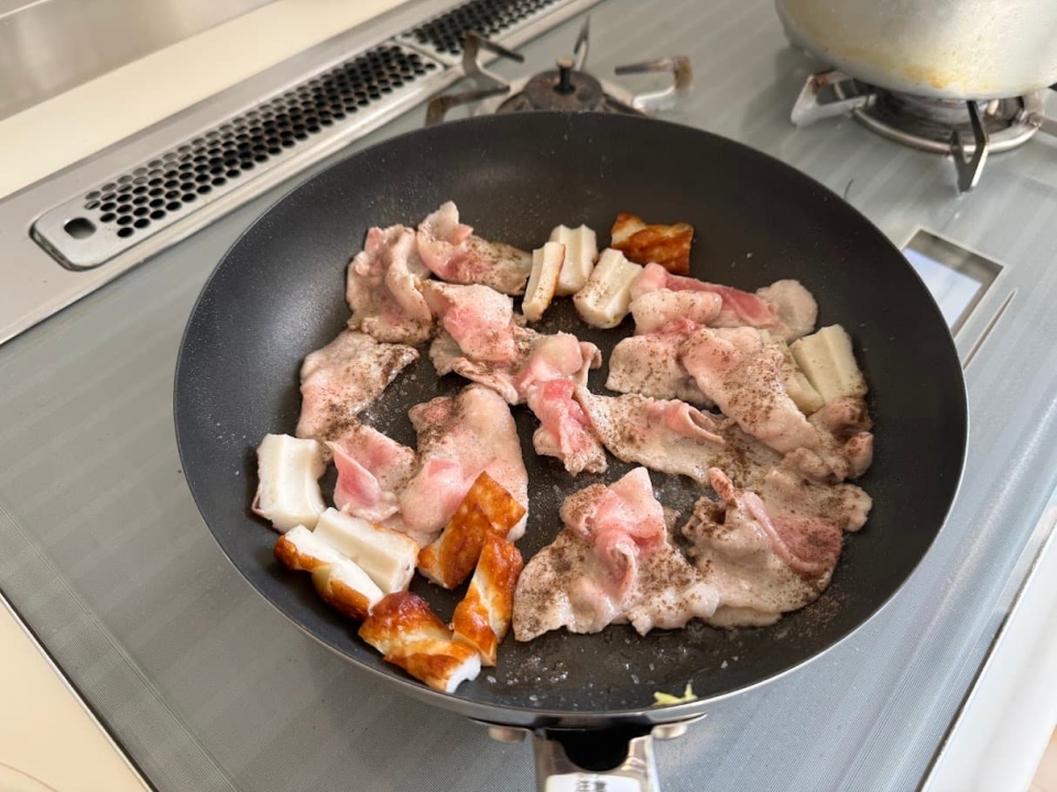 塩と胡椒を振る