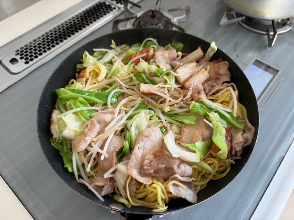 麺の上に具をのせる