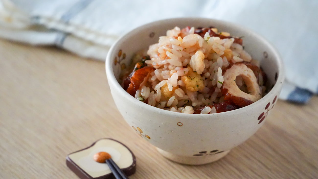 ちくわと梅干しの旨みがじゅわ〜♪「ちくわと天かすの梅炊き込みご飯」
