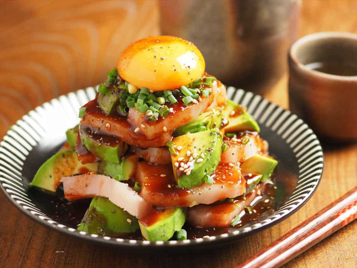 筋肉料理人さん 刺身×焼肉のたれでユッケ まぐろとアボカドのユッケ風アレンジ
