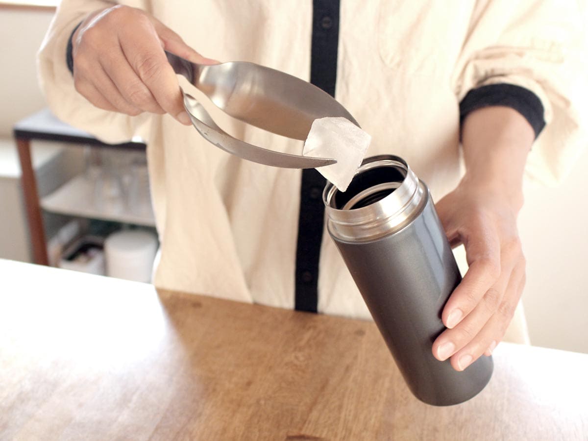 水筒に氷が入れやすい！2wayで使える「すくえるアイストング」が便利
