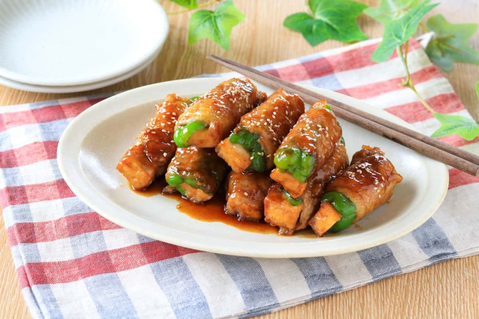 食べごたえあり！甘辛だれがおいしい「厚揚げの肉巻きピーマン」