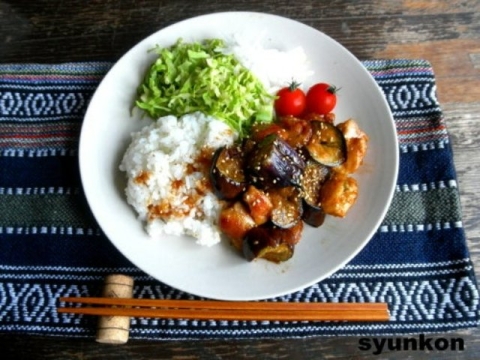ご飯おかわり必至♪「なすと鶏肉のピリ辛炒めプレート」