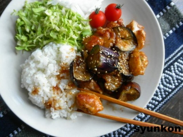 「なすと鶏肉のピリ辛炒めプレート」レシピ