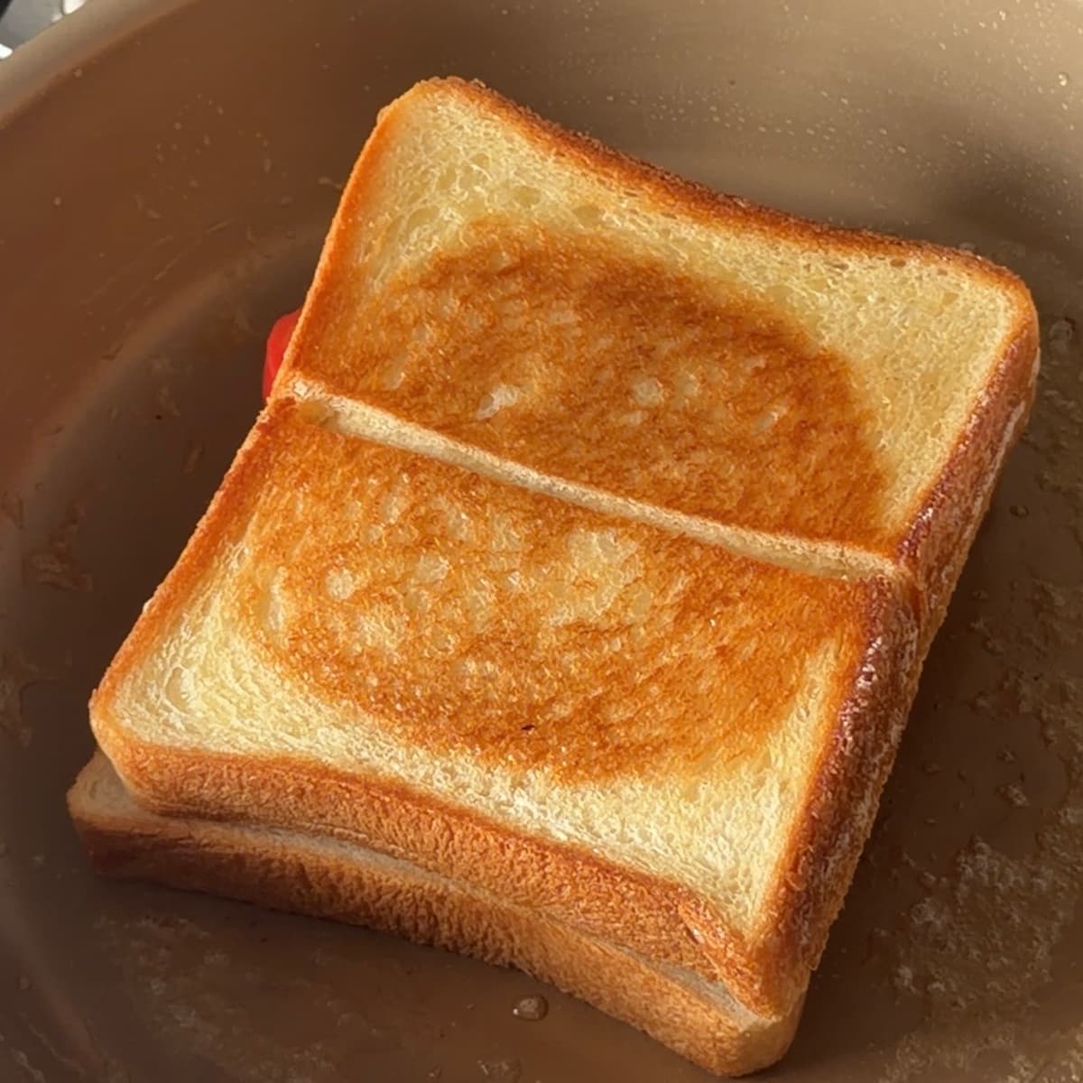 目玉焼き入りズッキーニとトマトのホットサンド