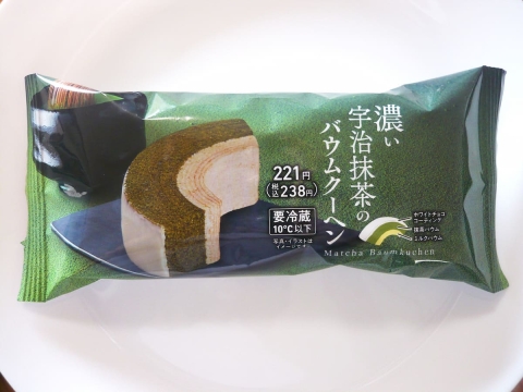 「抹茶×ホワイトチョコ」が合う！ファミマのバウムクーヘンが上品でおいしい