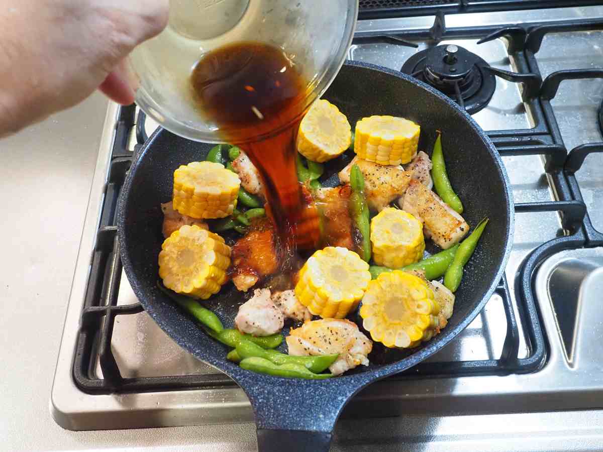 鶏もも肉ととうもろこしのバターしょう油炒め