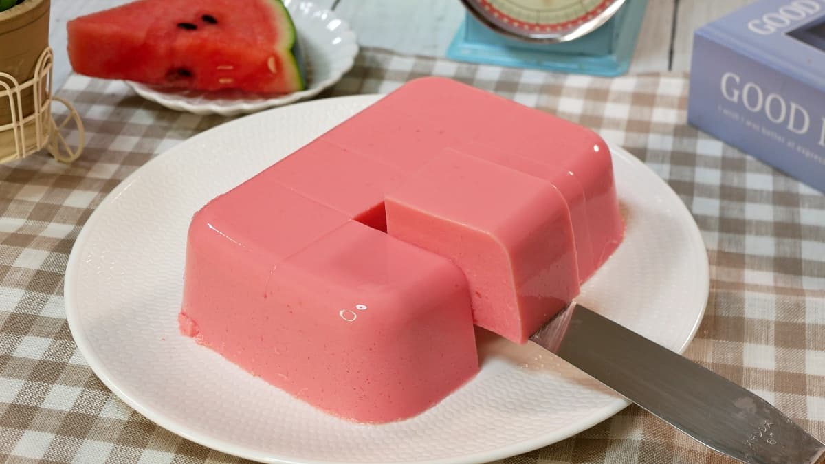 混ぜて冷やすだけ！耐熱保存容器で作れる「すいかヨーグルトゼリー」