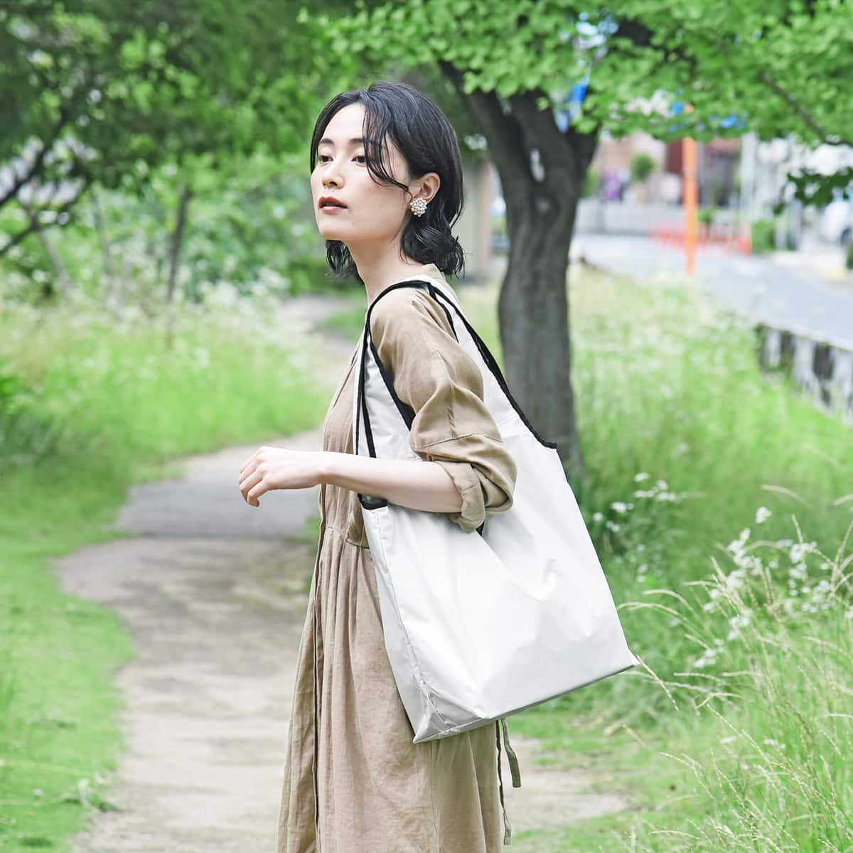 bon moment 夏の日差しをはね返す 放射冷却生地でつくったエコバッグ(反射85%/遮熱61%)