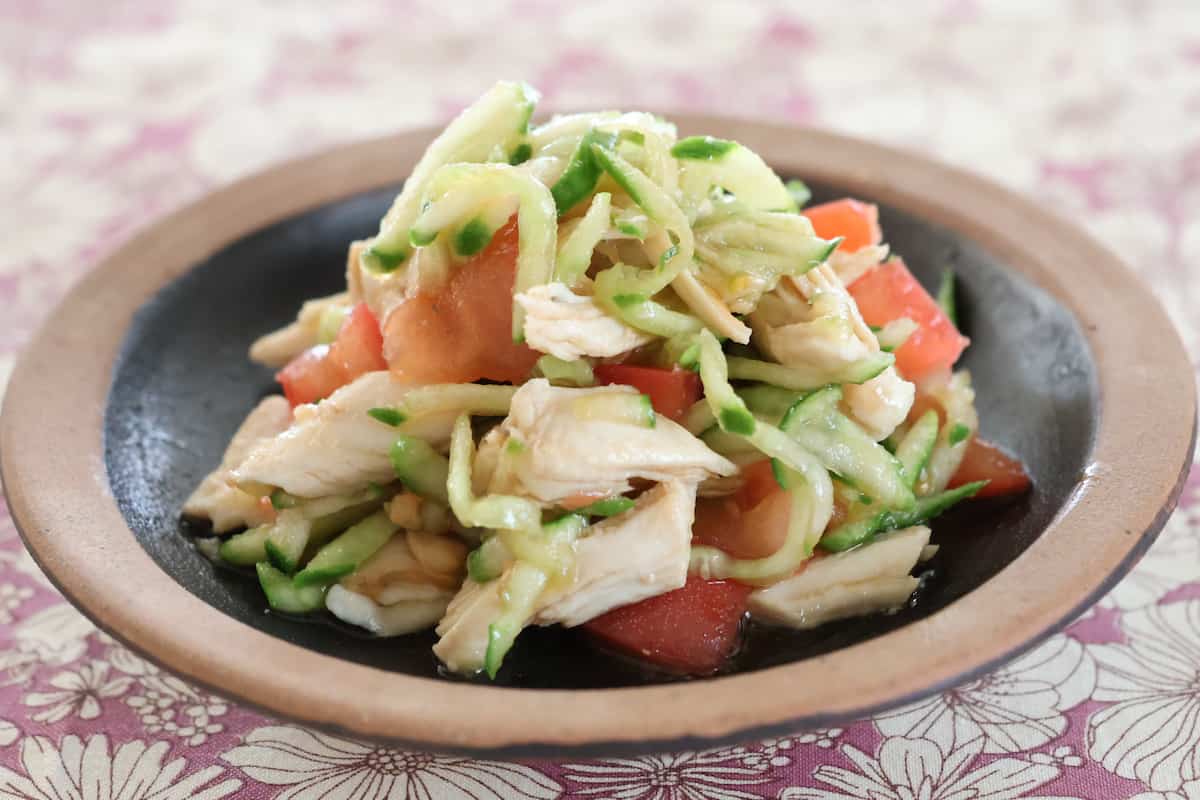 鶏むね肉入りのトマトときゅうりの中華和え