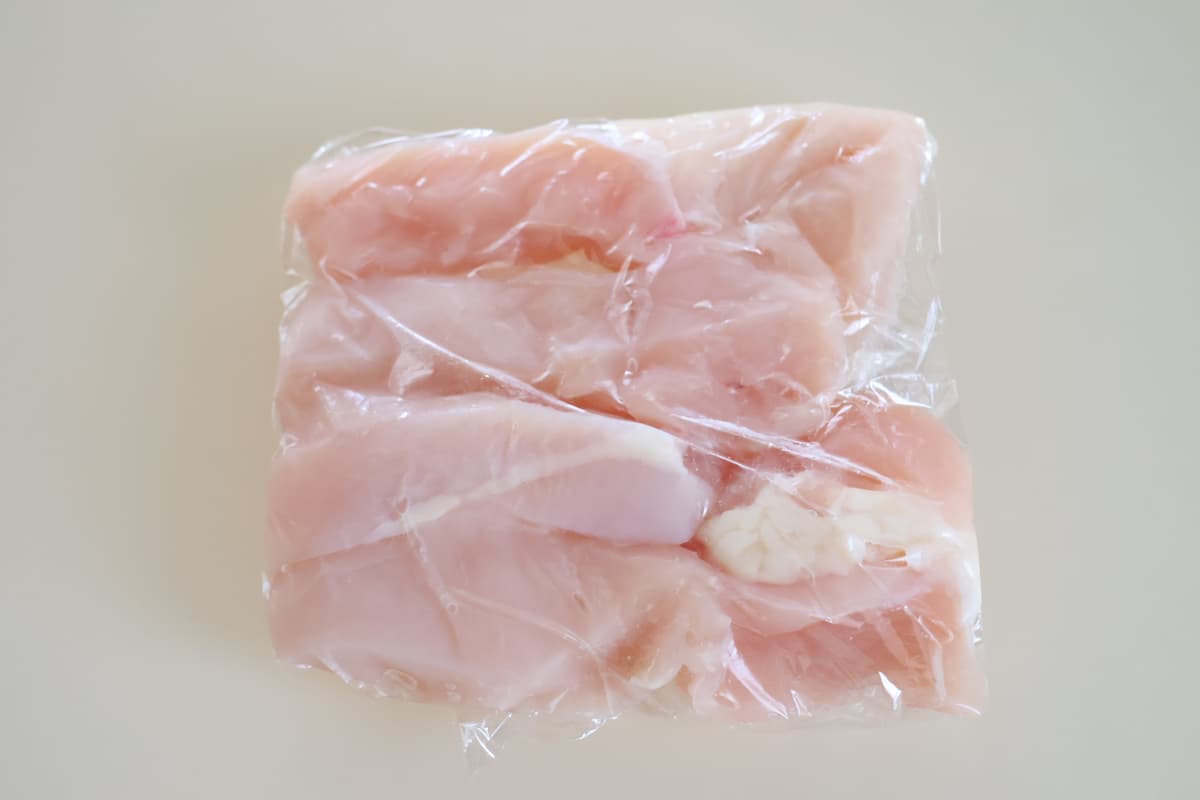 小分けにして冷凍保存する鶏むね肉