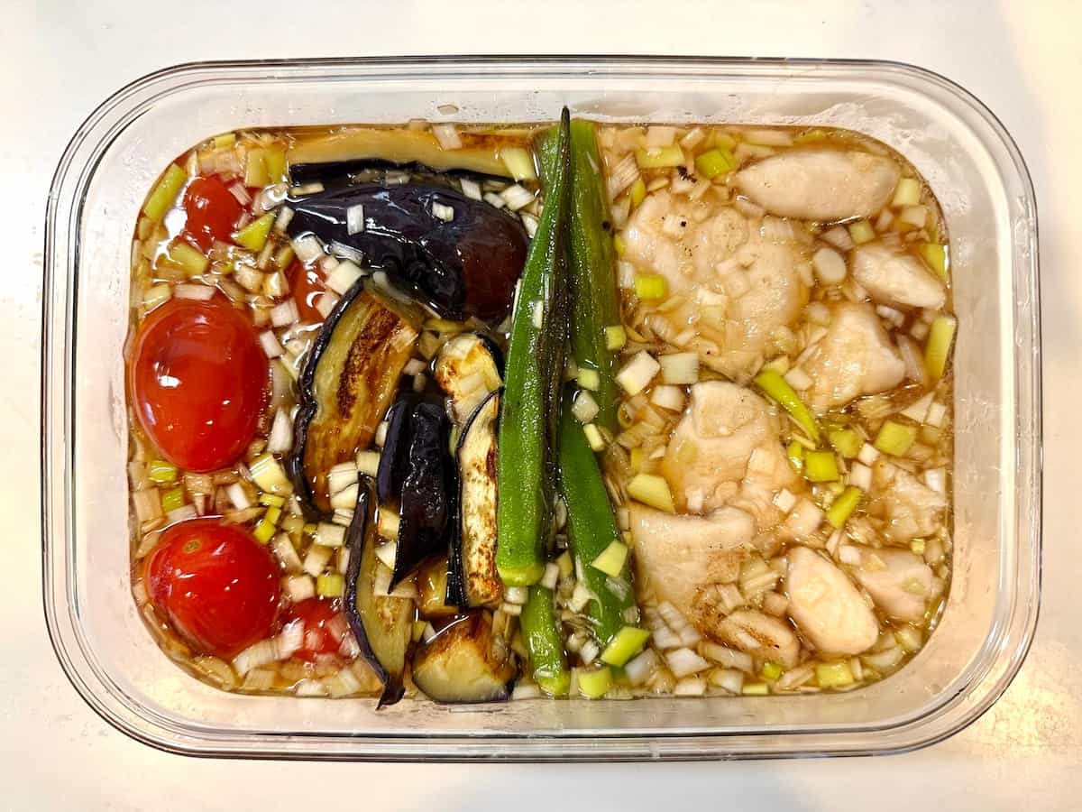 ミニトマトとなすとオクラと鶏ささみを香味だれに漬け込んでいます。