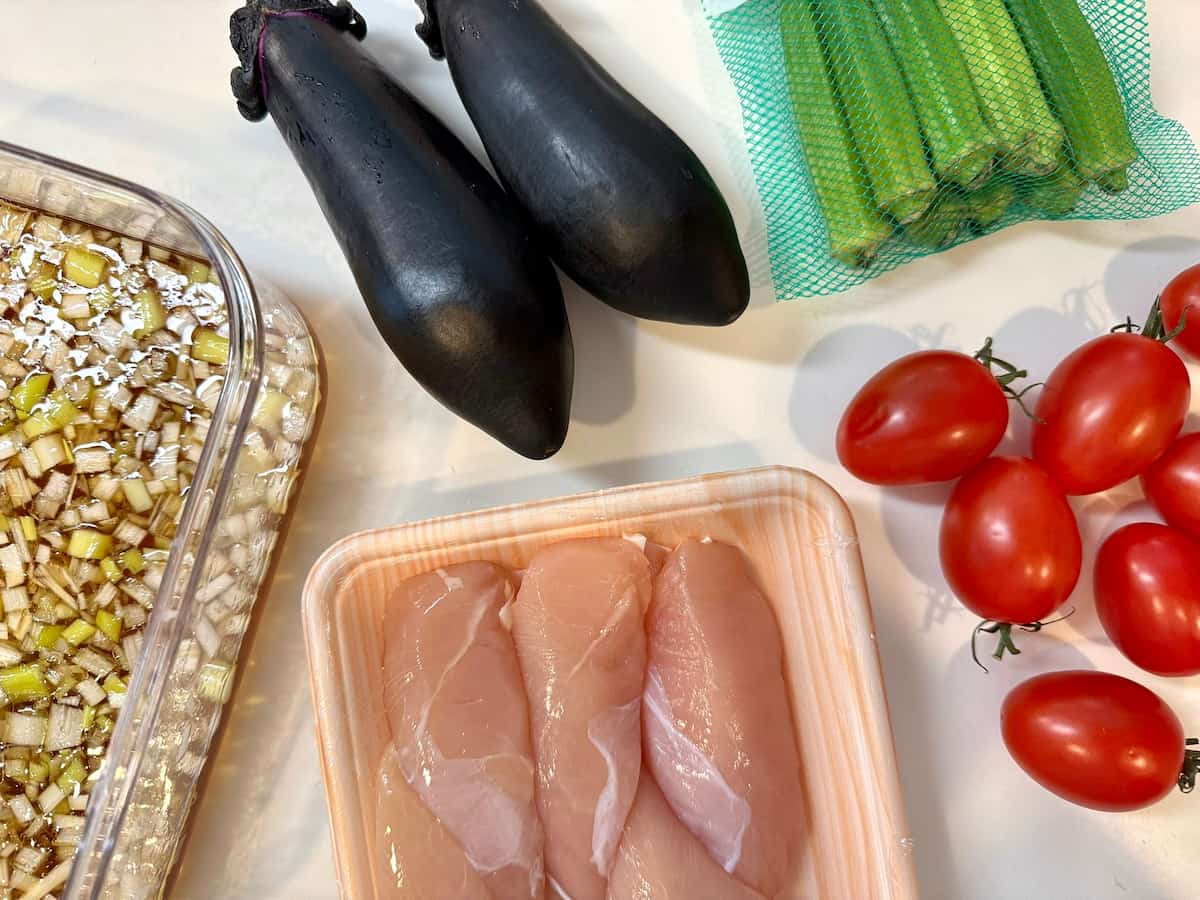 左から漬けだれ、なす、オクラ、ミニトマト、鶏のささみが並んでいます。