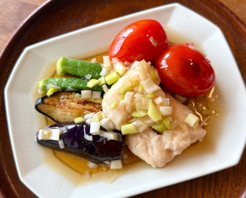 これで夏を乗り切れる！じゅわっとおいしい「夏野菜とささみの香味焼き浸し」