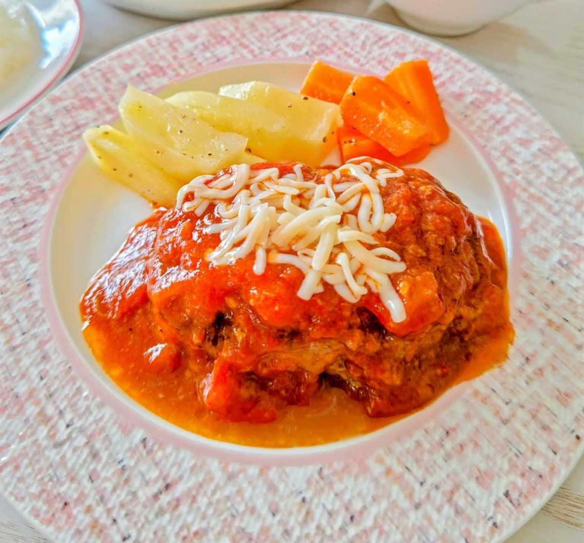 お店みたいな味わい♪トマトソースのふっくら「チーズハンバーグ」
